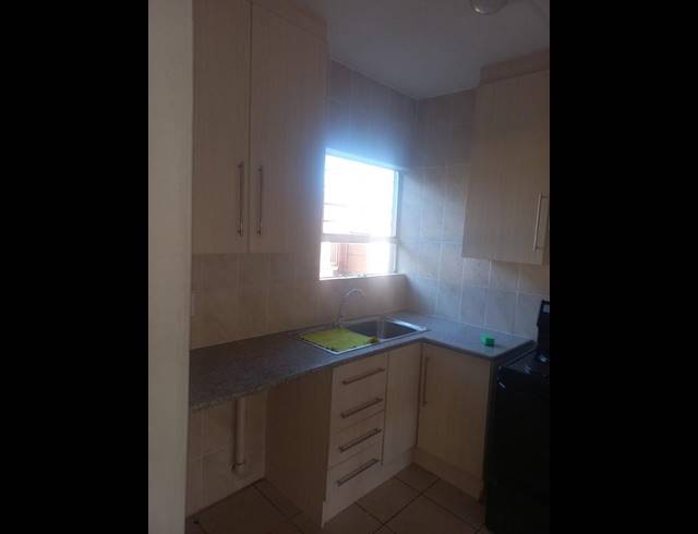2 BEDROOM APARTMENT FOR SALE IN VANDERBIJLPARK SE 3